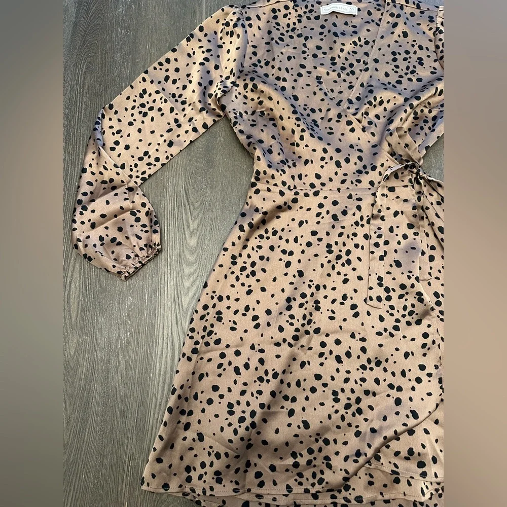 NWOT ABERCROMBIE AND FITCH LEOPARD PRINT WRAP SILKY DRESS - Size XS SKU:282